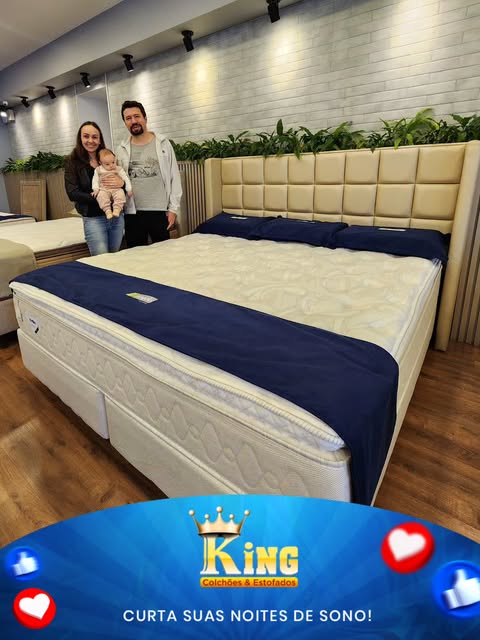 Família ao lado de uma cama na loja King