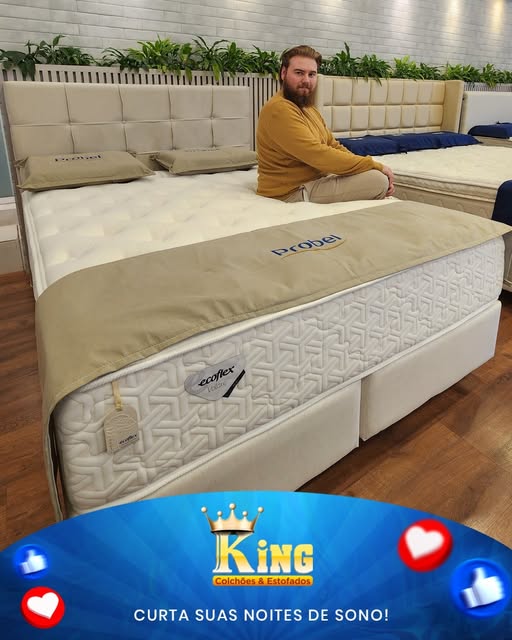 Homem experimentando um colchão na loja King