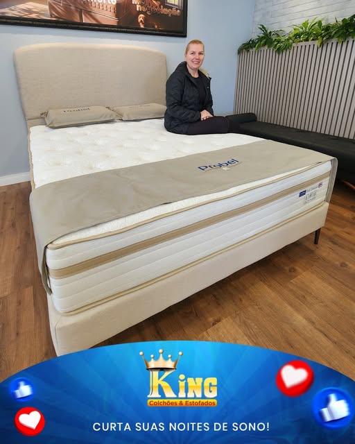 Mulher sentada em uma cama na loja King